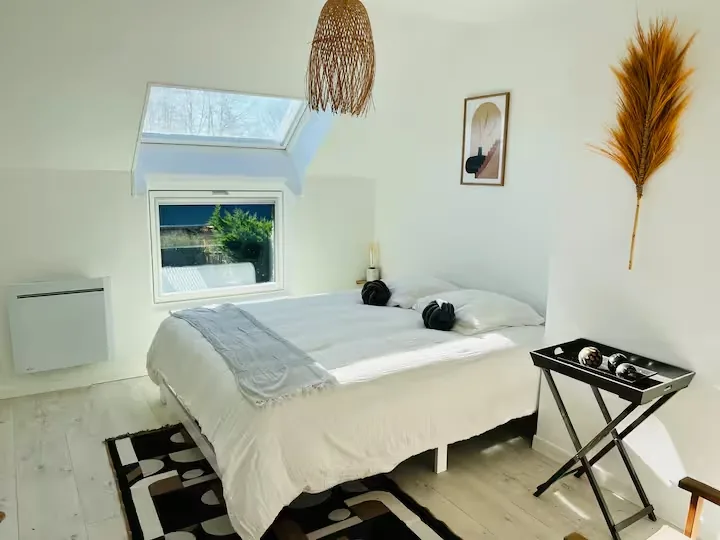 Grande chambre parentale avec lit Queen Size du gîte La Grange