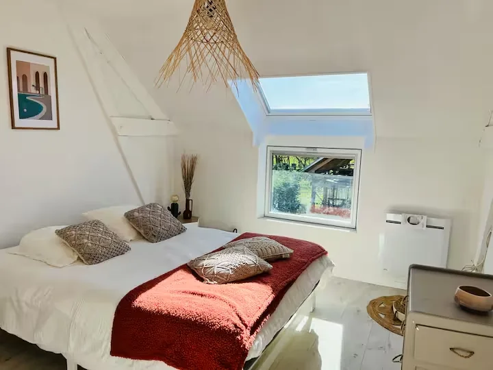 Deuxième chambre double lumineuse sous les poutres du gîte La Grange