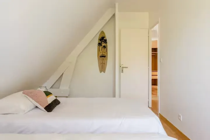 Chambre de l étage avec lit double et grand vélux au Champ des Mouettes