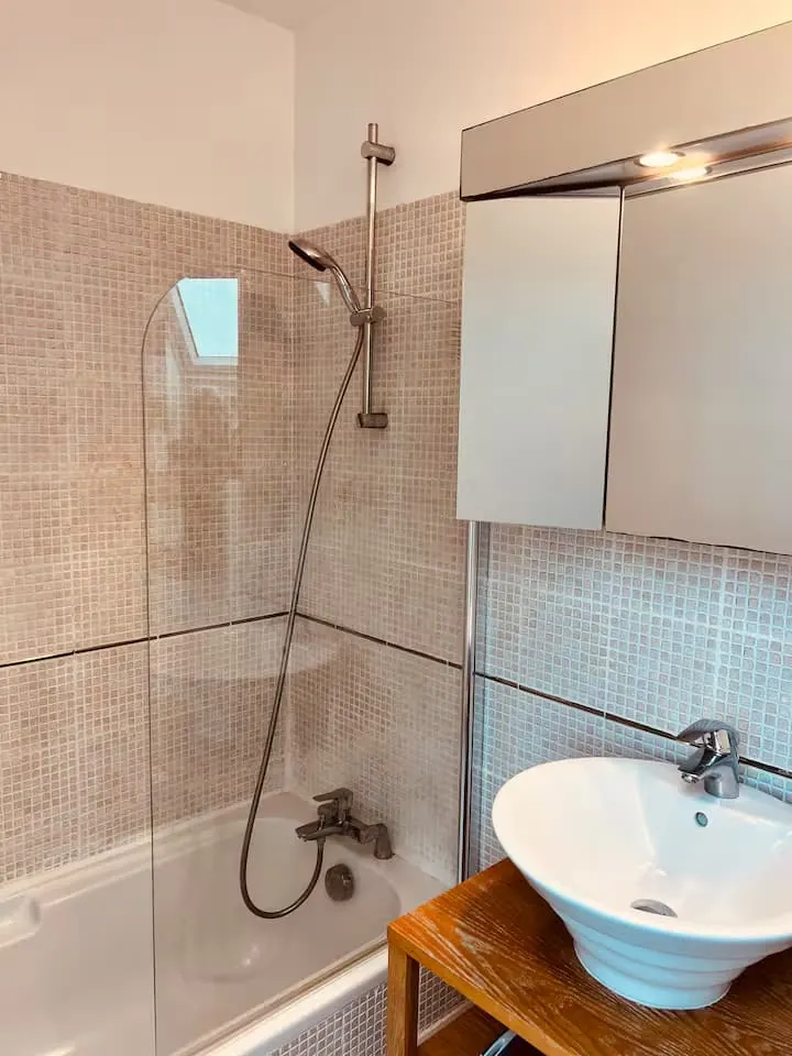 Salle de bain avec baignoire et douche moderne au Champ des Mouettes