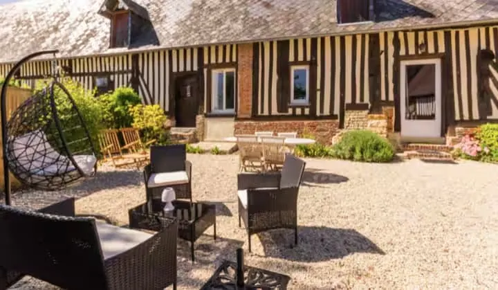 Façade traditionnelle en colombages du gîte La Prairie Verte avec jardin privatif