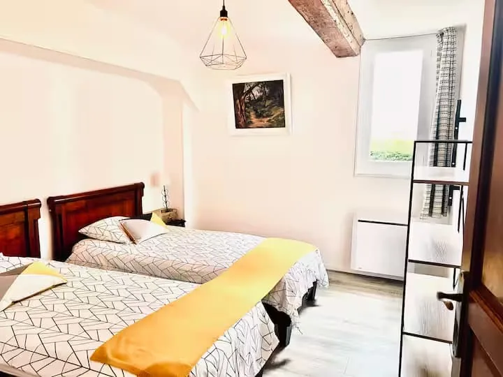 Chambre twin avec deux lits simples et espace travail de La Prairie Verte
