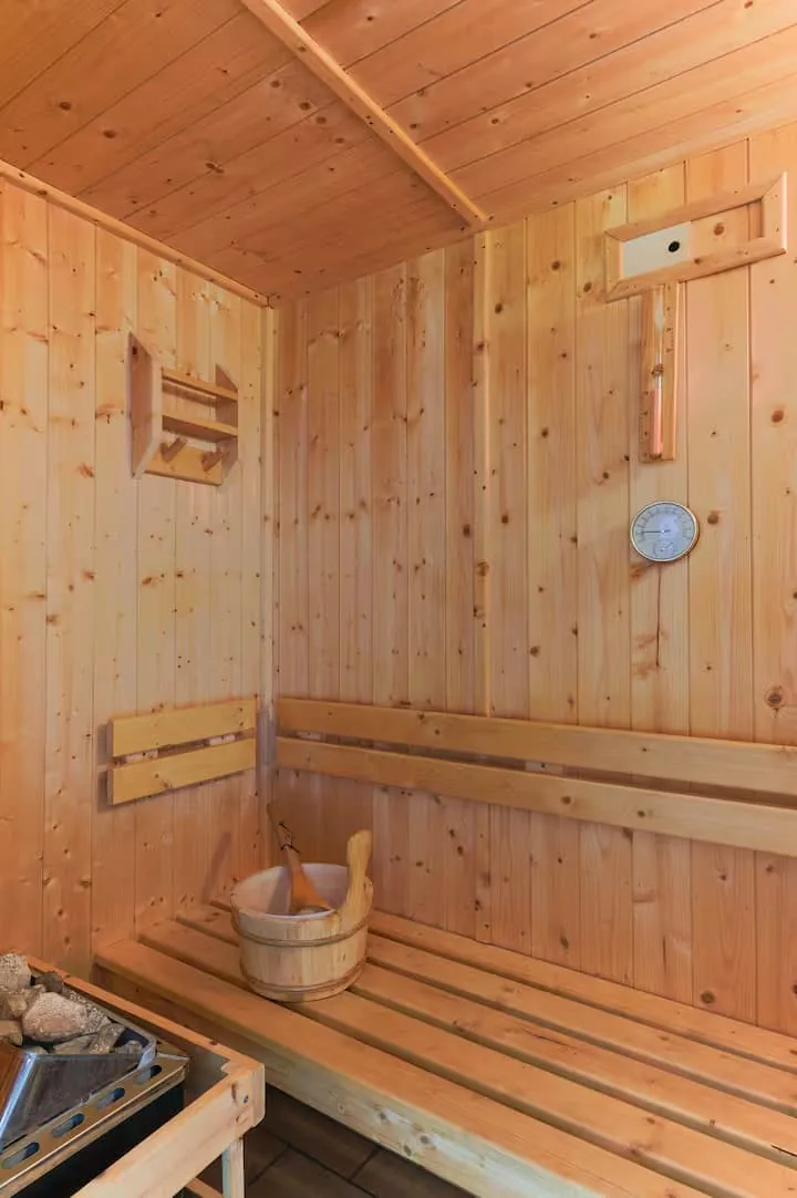 Salle de bain contemporaine avec douche et vasque de La Prairie Verte