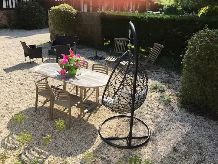 Salon cocooning avec grand écran plat de La Prairie Verte