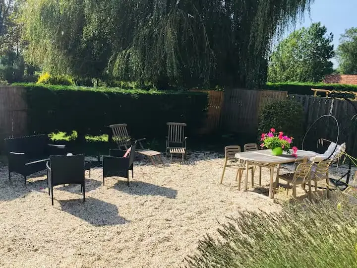 Terrasse ensoleillée et vue sur les prairies de La Prairie Verte