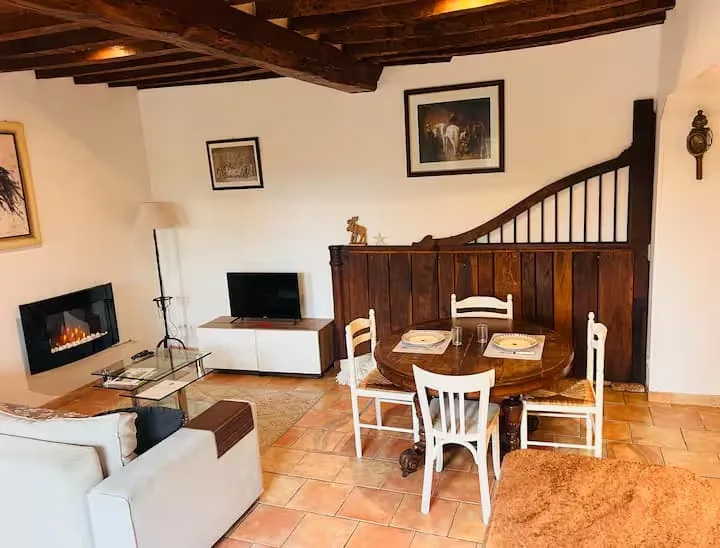 Cuisine toute équipée et espace repas du gîte Le Pré Fleuri