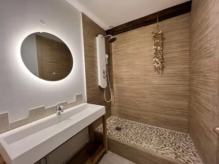 Chambre parentale lumineuse avec lit double du gîte Le Pré Fleuri