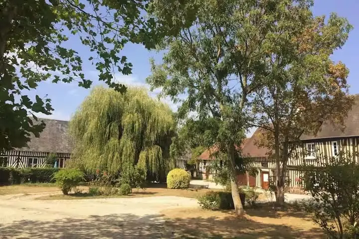 Deuxième chambre avec deux lits simples du gîte Le Pré Fleuri