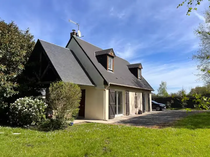 Vue extérieure du gîte Le Pré des Plages avec bain nordique et terrasse