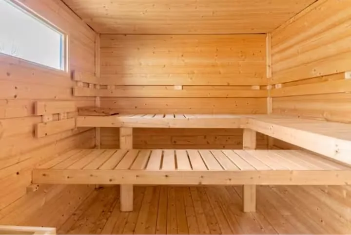 Bain nordique Kirami en bois avec eau chaude chauffée au Pré des Plages
