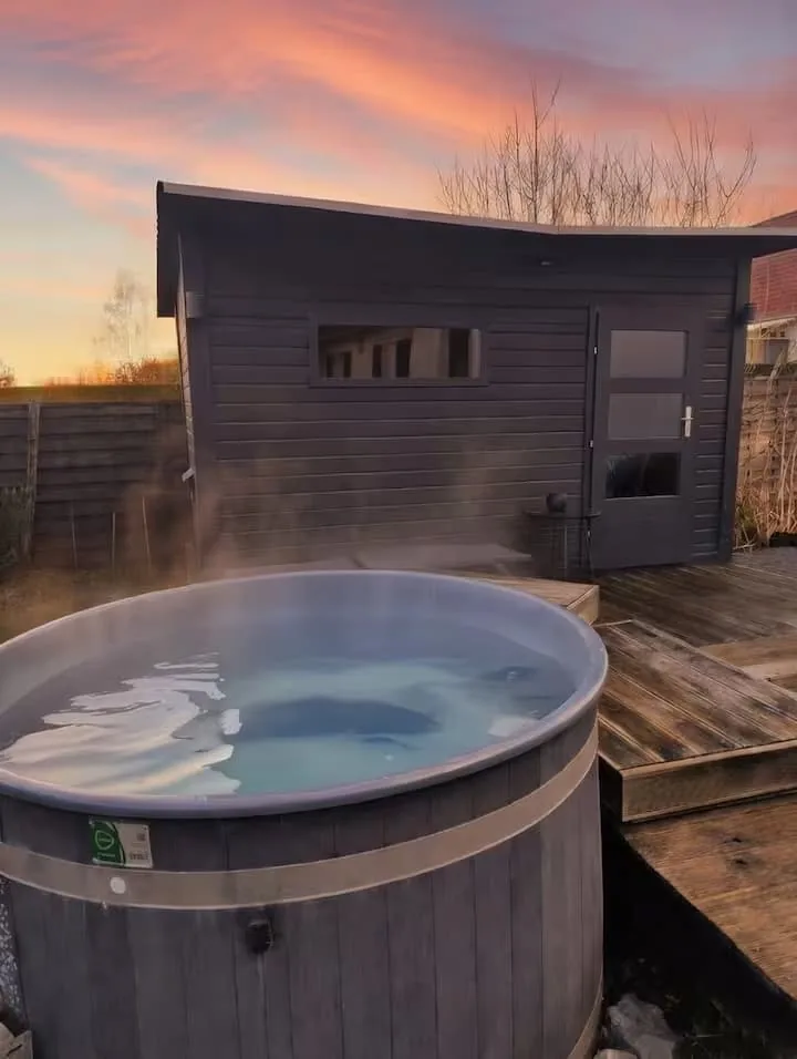 Sauna vitré extérieur avec vue imprenable sur la campagne au Pré des Plages