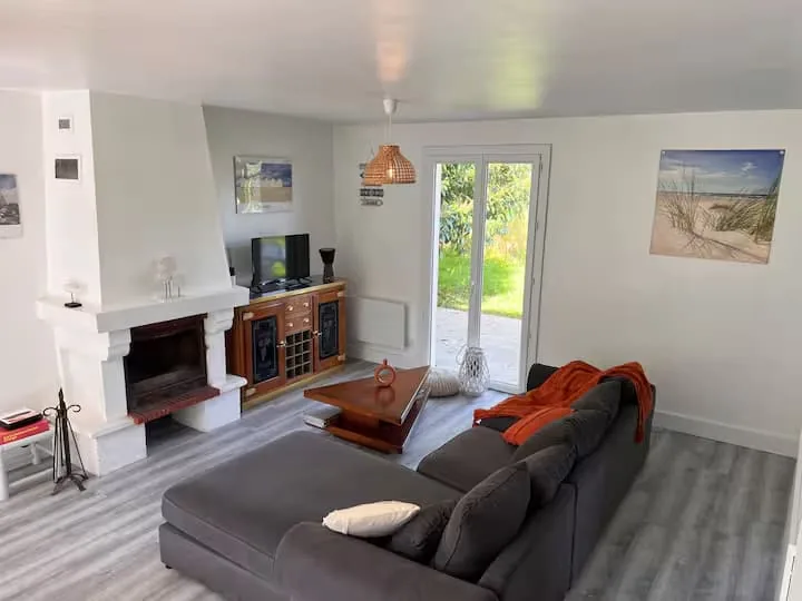 Salon moderne avec cheminée et canapé d angle au Pré des Plages