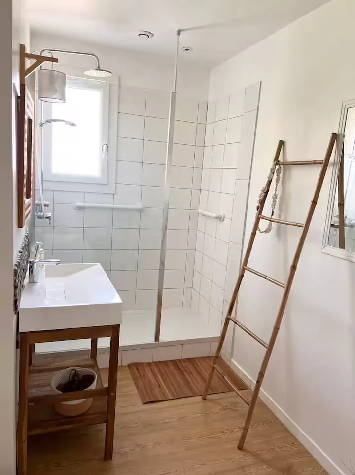 Troisième chambre avec deux lits simples confortables au Pré des Plages